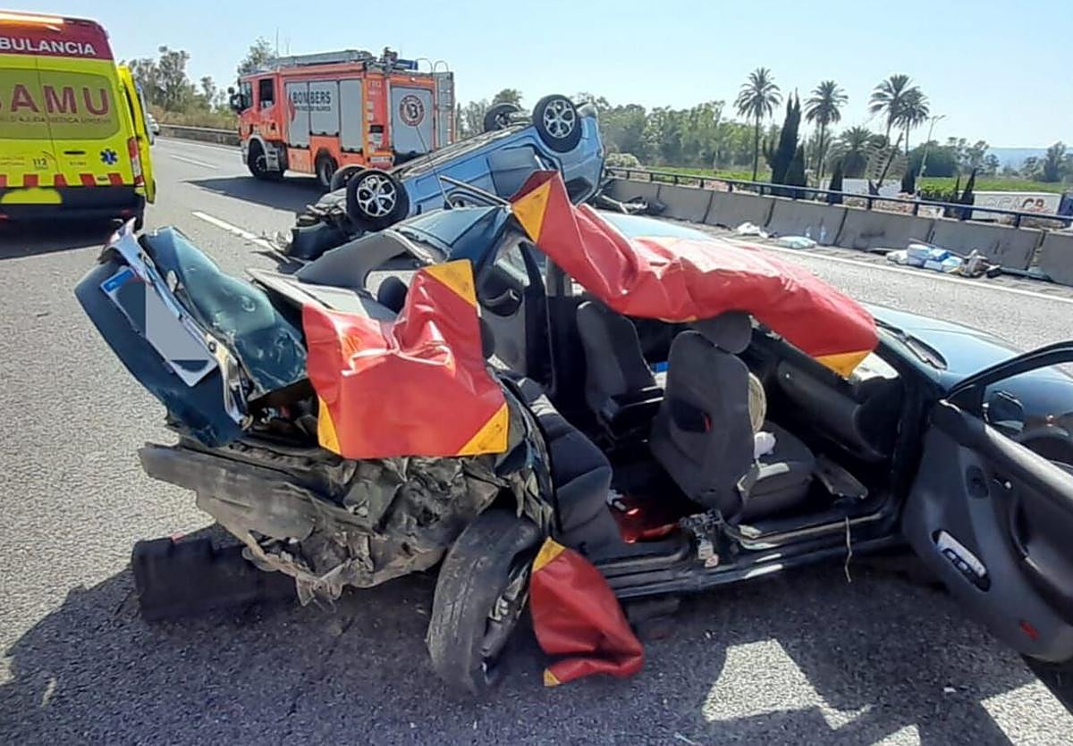 Uno de los coches accidentados en l'Alcudia.