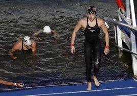 Ángela Martínez, al finalizar la prueba de los 10 kilómetros en aguas abiertas.