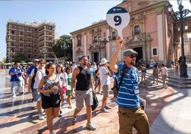 Un grupo de cruceristas realiza una visita guiada por Valencia.