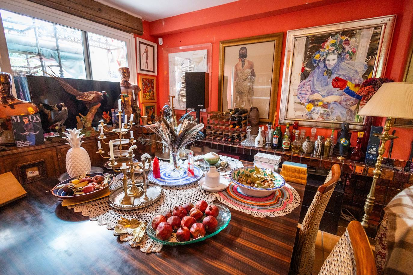 Mesa del salón de la casa, donde hay piezas muy variopintas, en una mezcla muy barroca que define la personalidad de Francis.