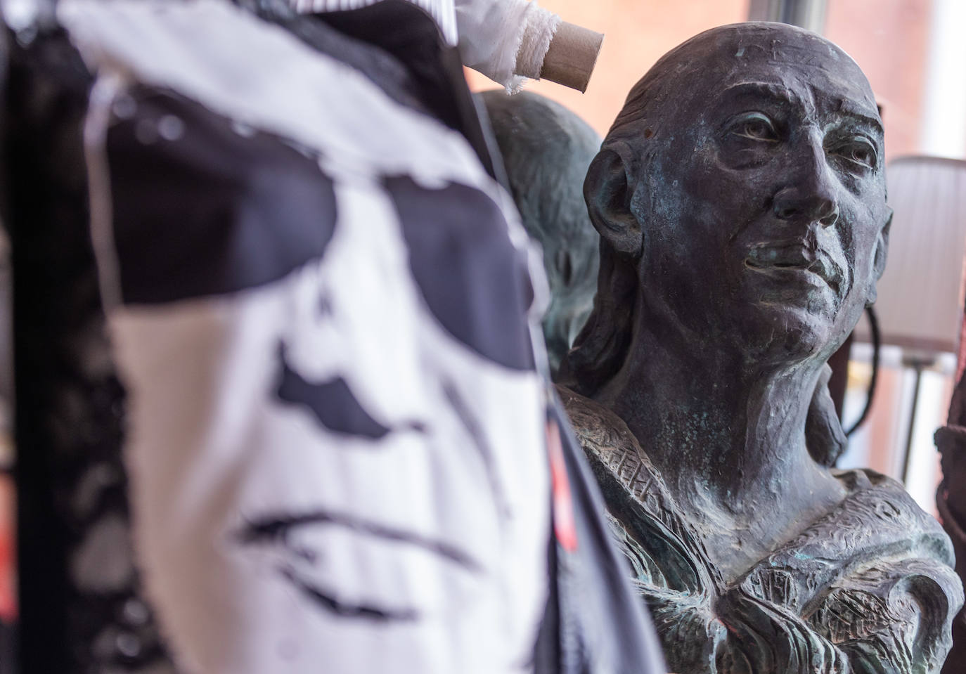 Escultura de Francis Montesinos, con el bigote que siempre le ha acompañado.