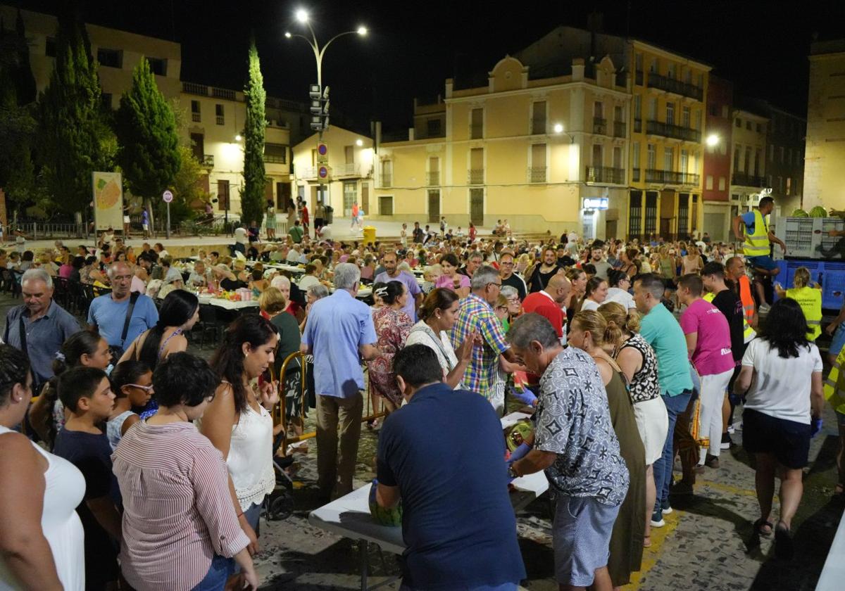 Los vecinos preparan sus 'fanalets' con sandías.