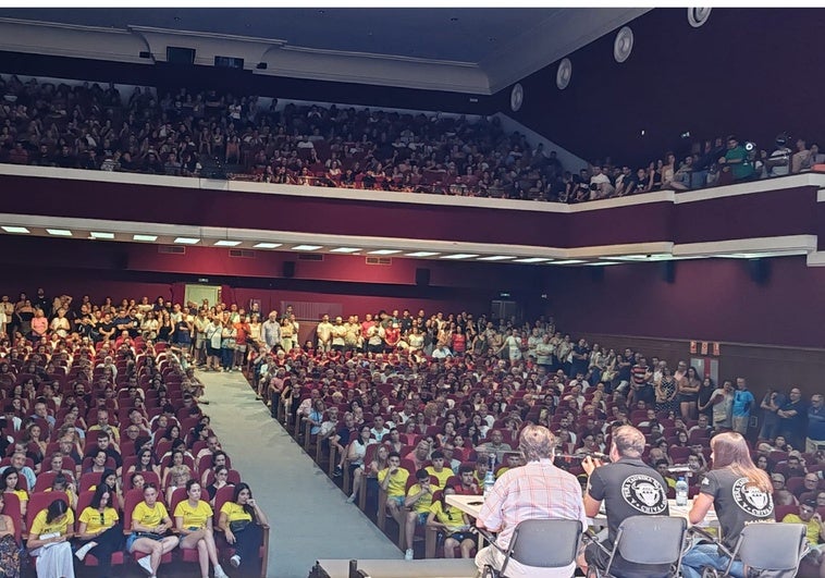 Los vecinos llenaron el Astoria en la asamblea informativa convocada por la Peña Taurina.