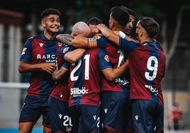 El equipo celebra tras el gol de Lozano.