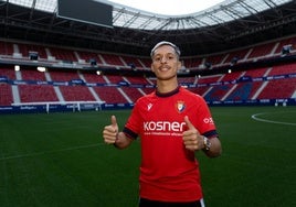 Bryan Zaragoza posa con la camiseta del Osasuna.