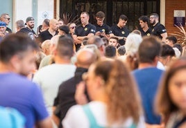 Los miembros de la Peña Taurina de Chiva, al fondo, durante la protesta del jueves en el Ayuntamiento.