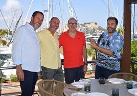 El director de cine Curro Velázquez presenta a los figurantes Juan Antonio, Fran y Miguel Ángel Vives, en la terraza de 'Agua de mar'.