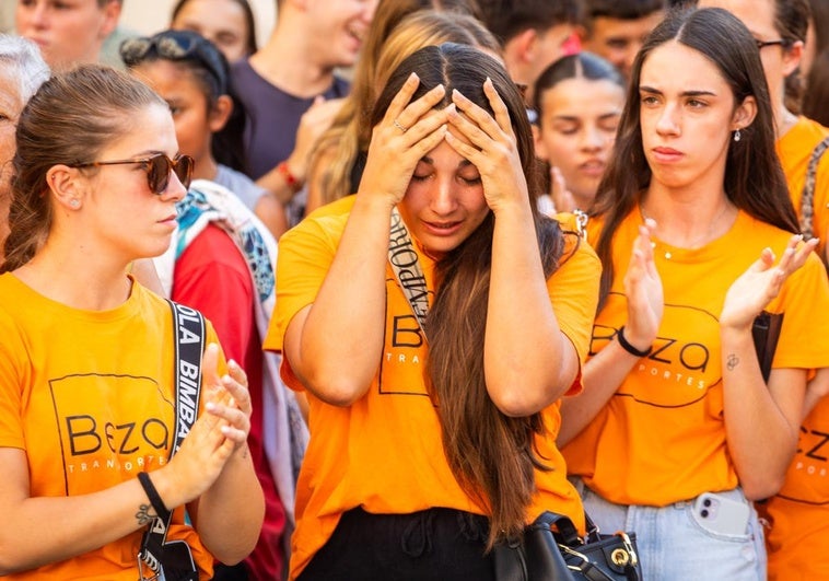 Una clavaria del Torico de la Cuerda llora por la suspensión de la fiesta.