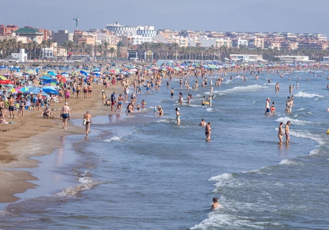 La playa de la Malvarrosa, abarrotada.