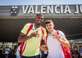 Diego López y Cristhian Mosquera, a su llegada a Valencia.