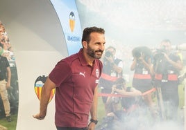 Rubén Baraja, sonriente, en su salida al césped durante la presentación.