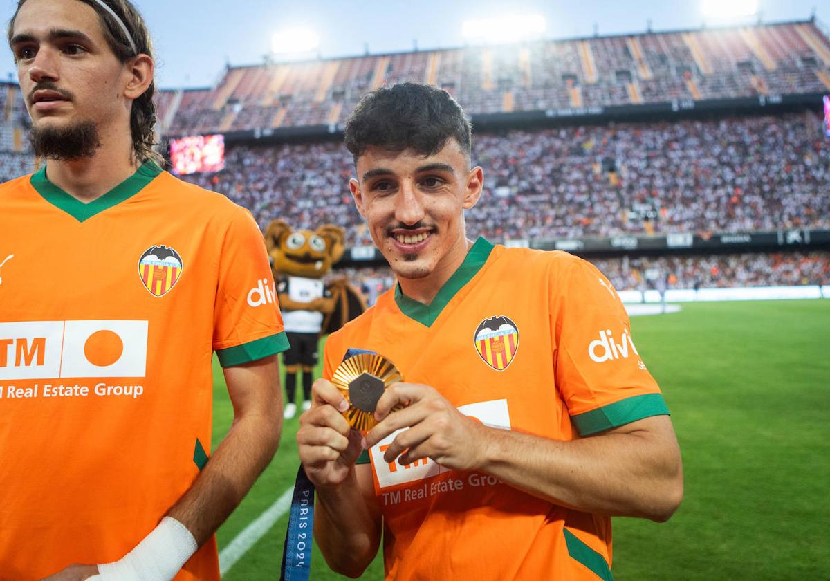 Diego López, con su medalla.