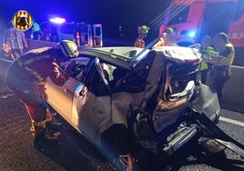 El coche donde viajaban las dos personas que resultaron heridas.