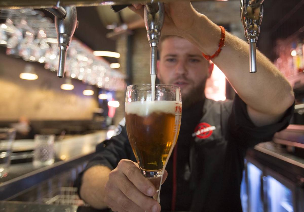 Un camarero tirando cerveza en una imagen de archivo.