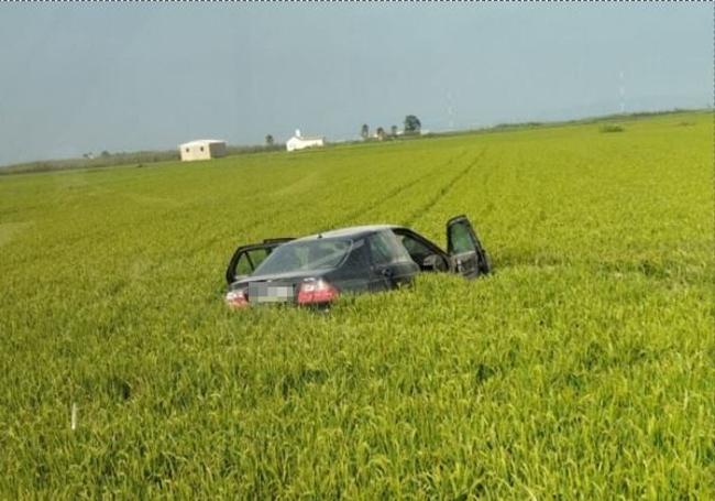 Coche que ha caído en un campo de arroz en el Recatí.