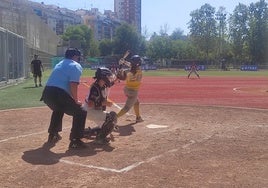 Una bateadora, en acción durante la primera jornada de la Copa de la Reina en Valencia.