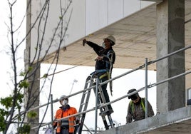 Tres trabajadores en una obra.