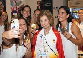 La reina Sofía posa con las jugadoras de waterpolo que lograron la medalla de oro.