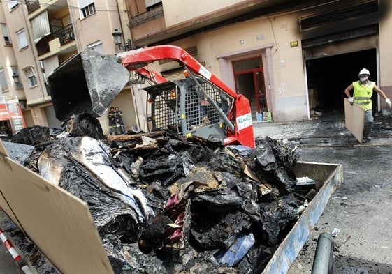 Restos de contenedores incendiados en la ciudad de Valencia, en una imagen de archivo.