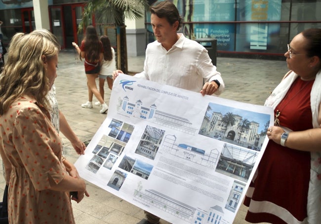 La concejala Julia Climent, junto a los arquitectos que impulsarán la rehabilitación.