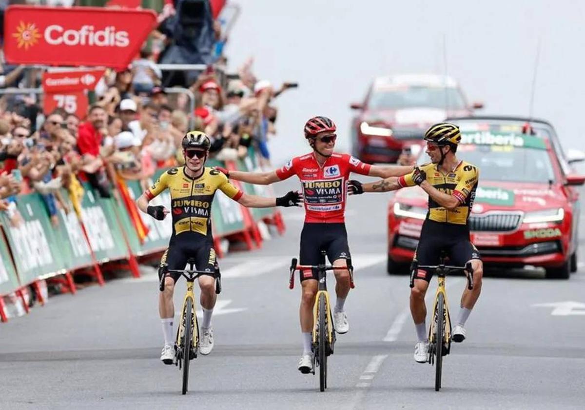 Jonas Vingegaard, Sepp Kuss y Primoz Roglic celebran el triunfo del americano en la Vuelta 2023