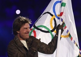 Tom Cruise, en París, con la bandera olímpica.