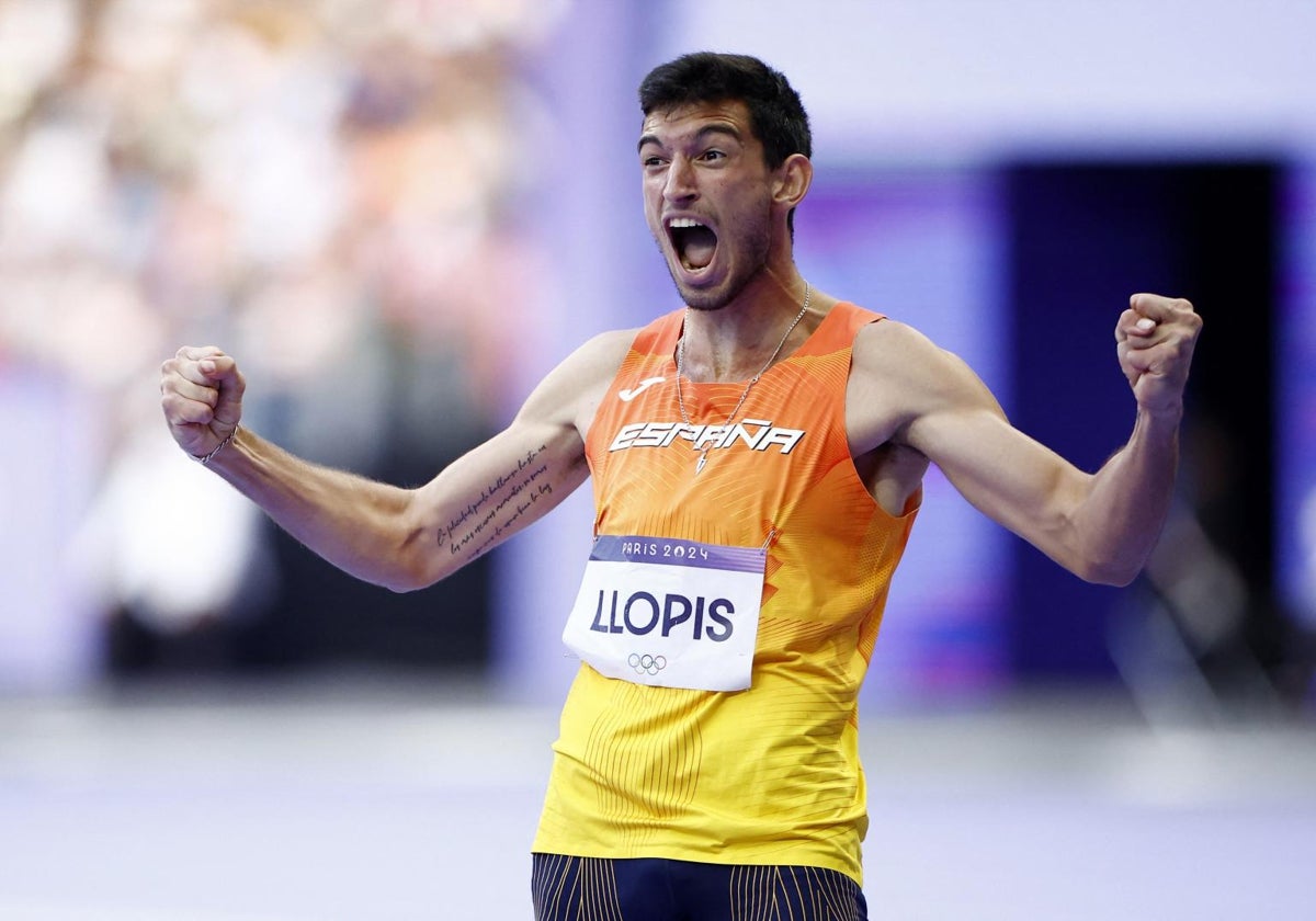 Quique Llopis celebra su histórico pase a la final de 110 metros vallas en París.