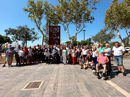 Foto de familia de los participantes en el acto.