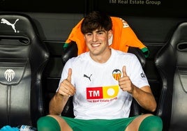 Javi Guerra, sonriente, antes de la presentación del pasado sábado en Mestalla.