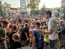 Llopis posa para las fotos con sus fans en su pueblo.