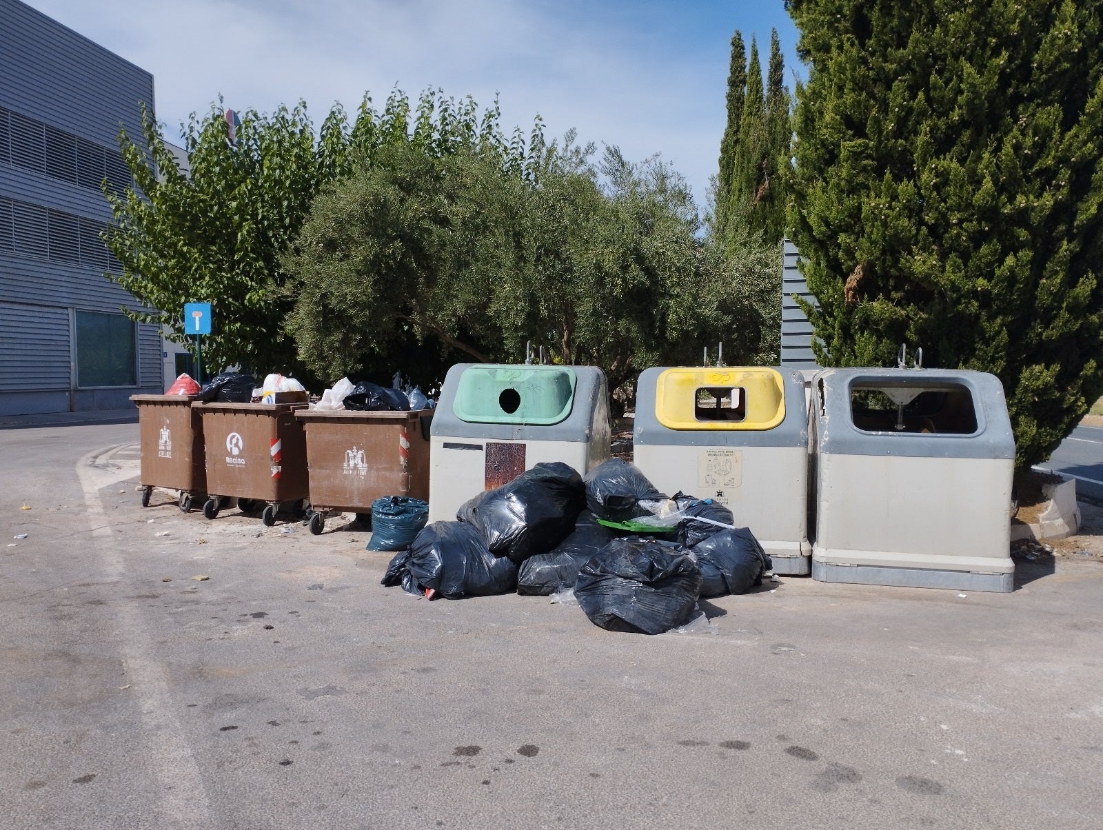 Basura fuera de los contendores en Ontinyent.