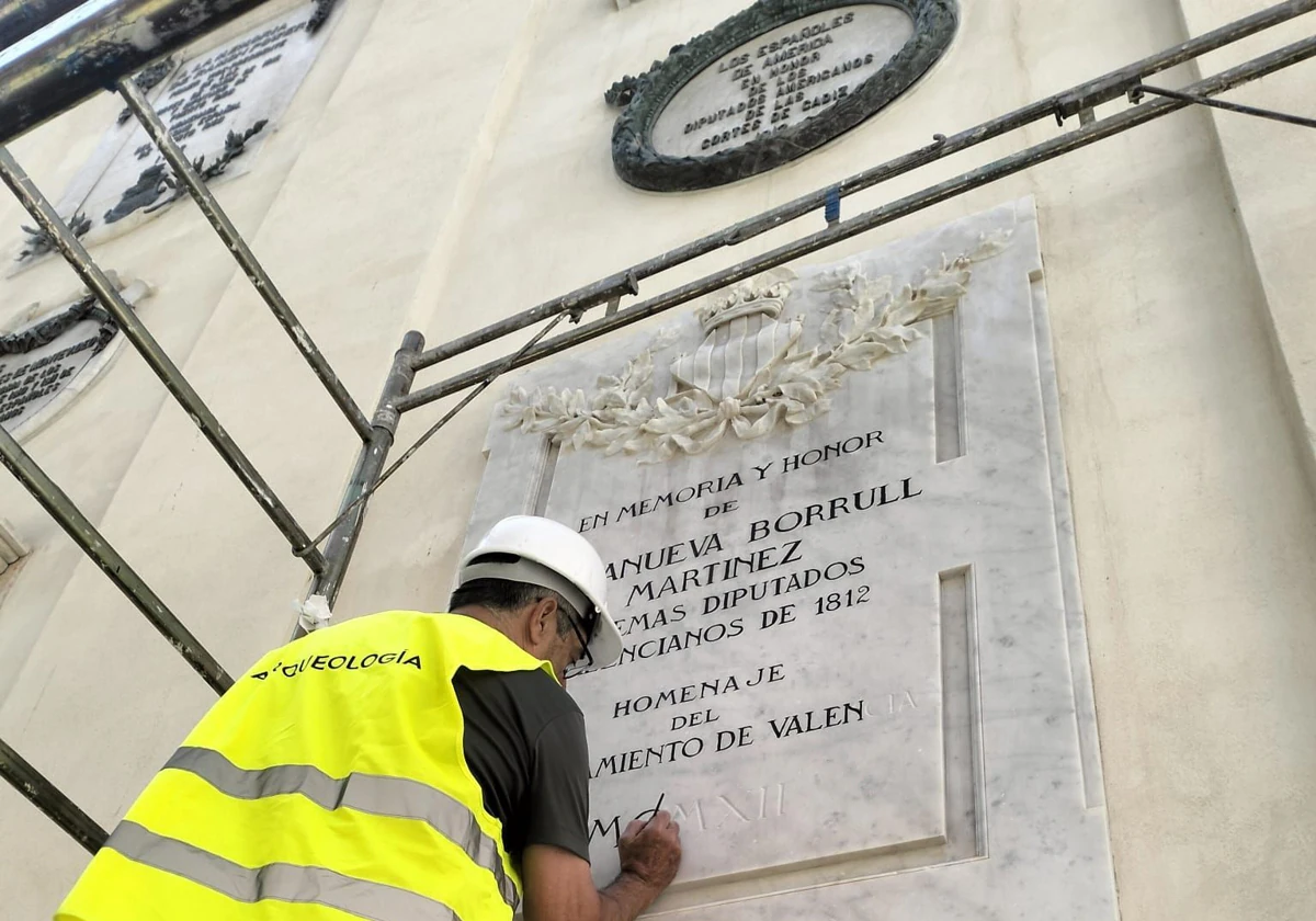 La placa homenaje a los diputados valencianos impulsores de la Constitución de 1812 recupera su color 