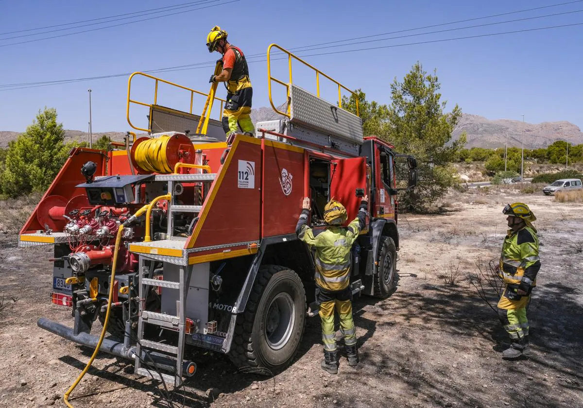 Evoluciona favorablemente el incendio forestal de Benidorm 