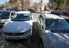 Coches aparcados en batería en Valencia, en una imagen de archivo.