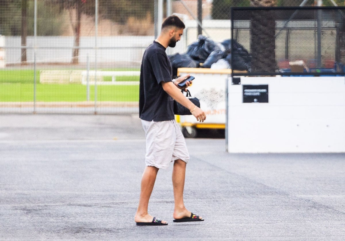 Giorgi Mamardashvili consulta su teléfono este miércoles a su llegada a la ciudad deportiva.