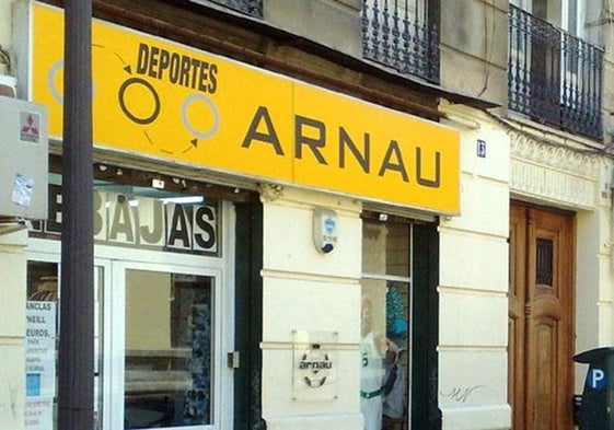 Rótulo de Deportes Arnau en la fachada de la tienda que estuvo en la calle Alicante.