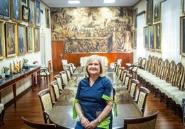 Carmen de Rosa en la sala de Juntas del Ateneo.