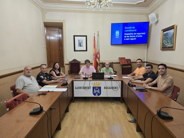 Participantes en la reunión de coordinación para la seguridad en las fiestas.