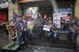 Varios ganadores celebran un premio de lotería. Imagen de archivo.