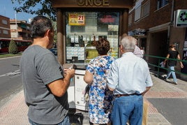 Venta de cupones en un quiosco de la ONCE.