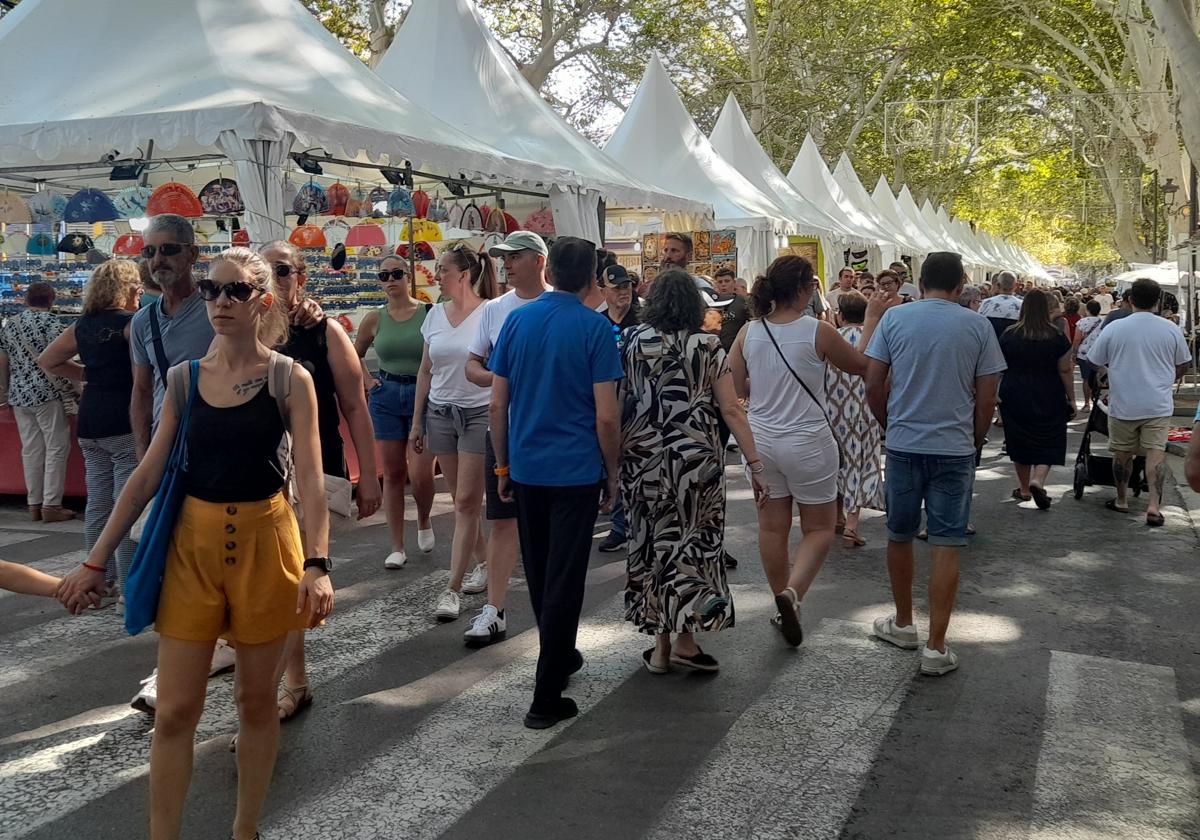 Ambiente en la Fira de Xàtiva en la mañana de este jueves.