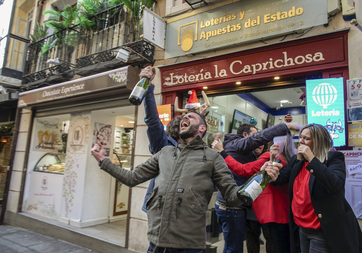 Varios ganadores de un premio de la lotería, en una imagen de archivo