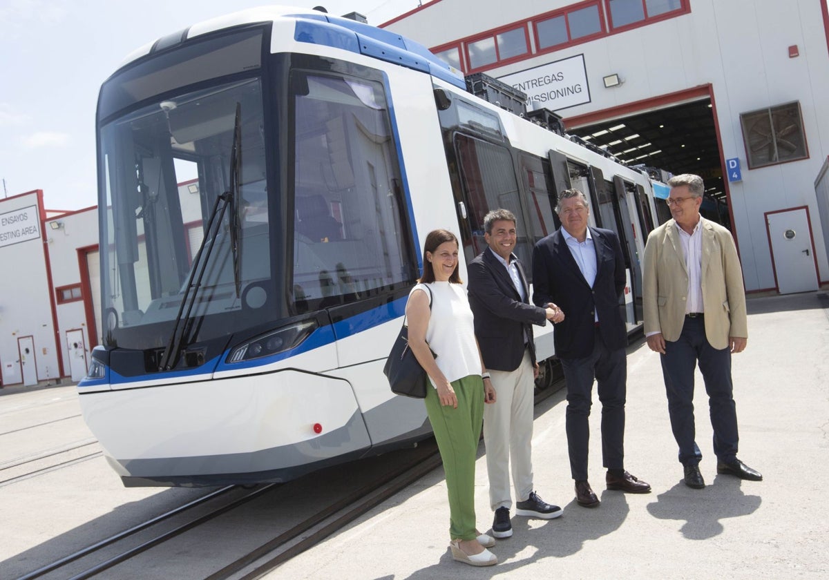 Carlos Mazón, durante su visita a la factoría de Stadler en Albuixech.