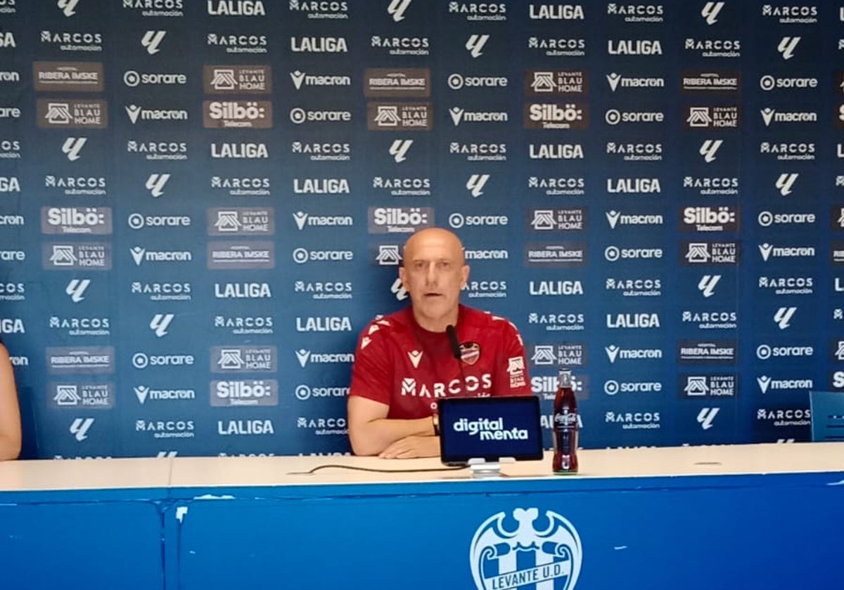 Julián Calero durante la rueda de prensa previa al partido contra el Real Sporting