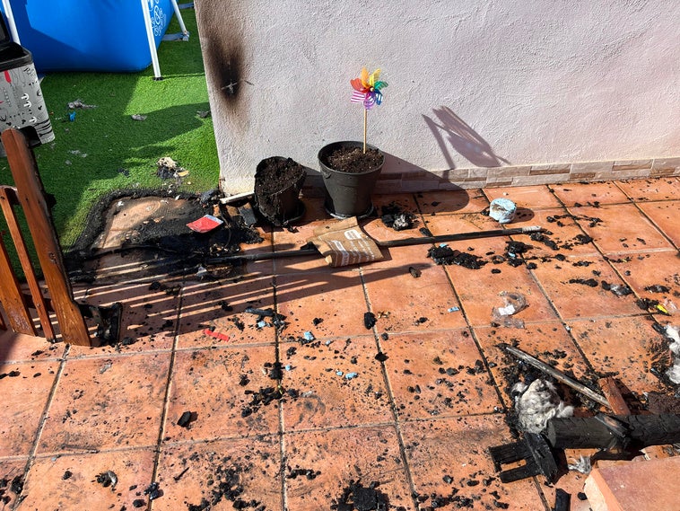 Daños causados en la terraza en una imagen facilitada por vecinos afectados.