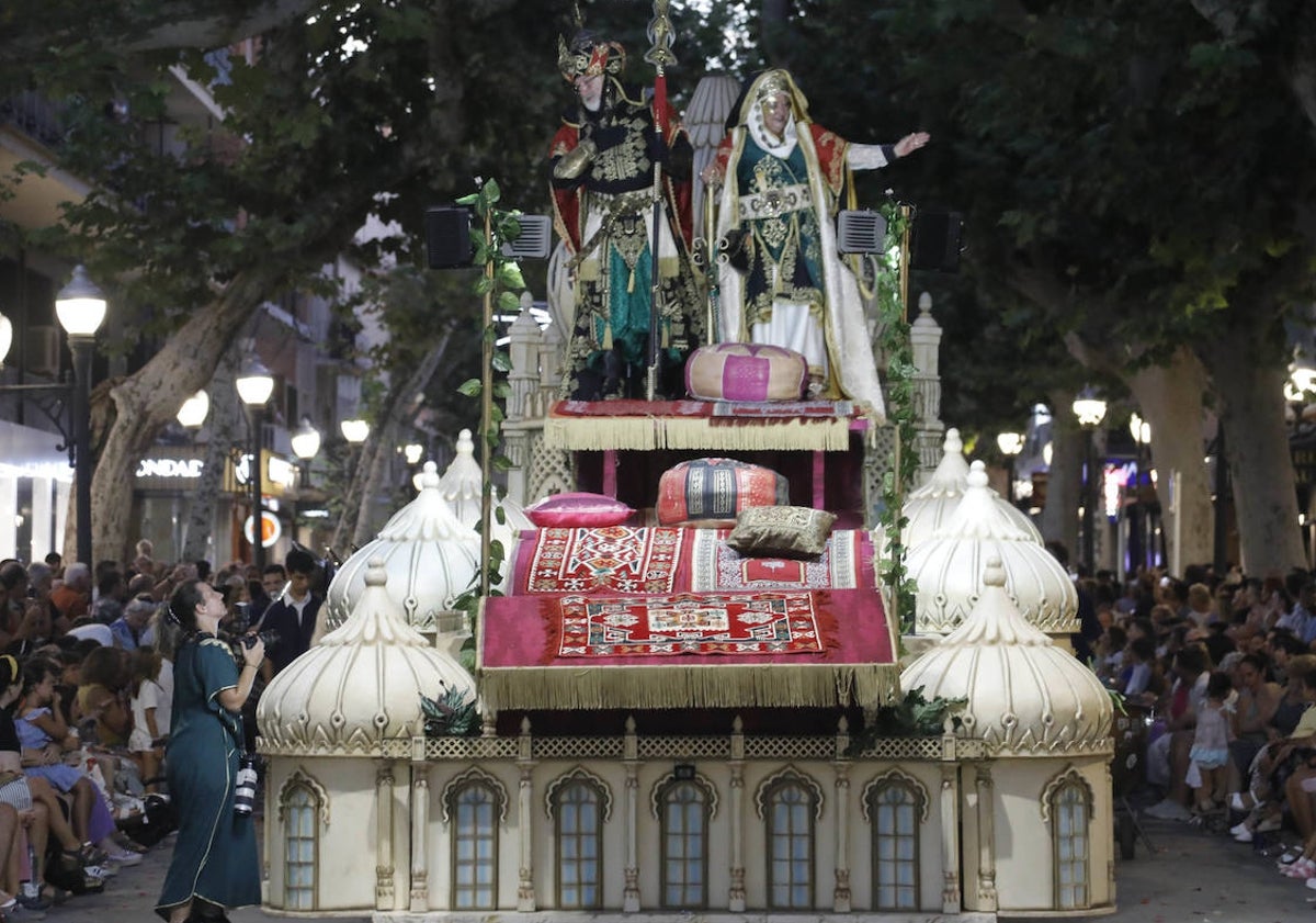 Imagen principal - Los Moros i Cristians conquistan Dénia
