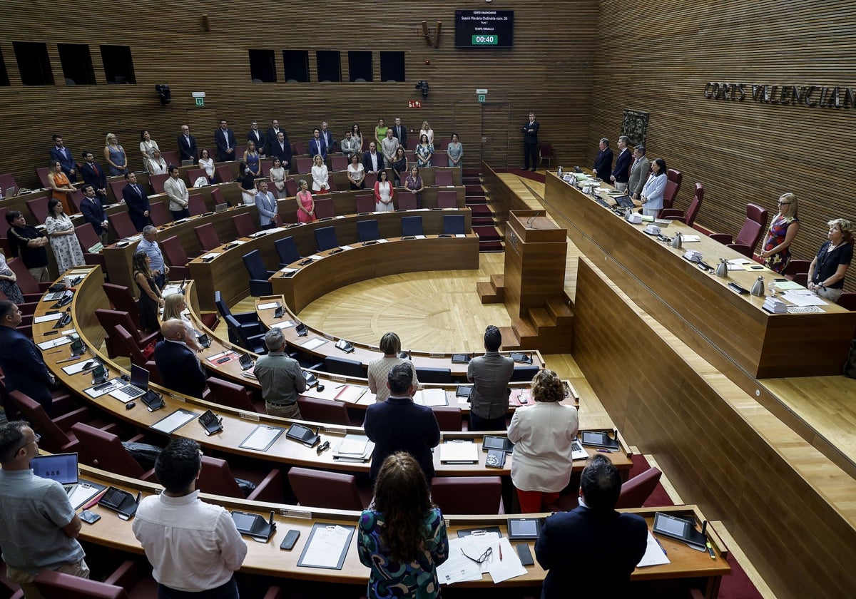 Diputados en Les Corts guardan un minuto de silencio.