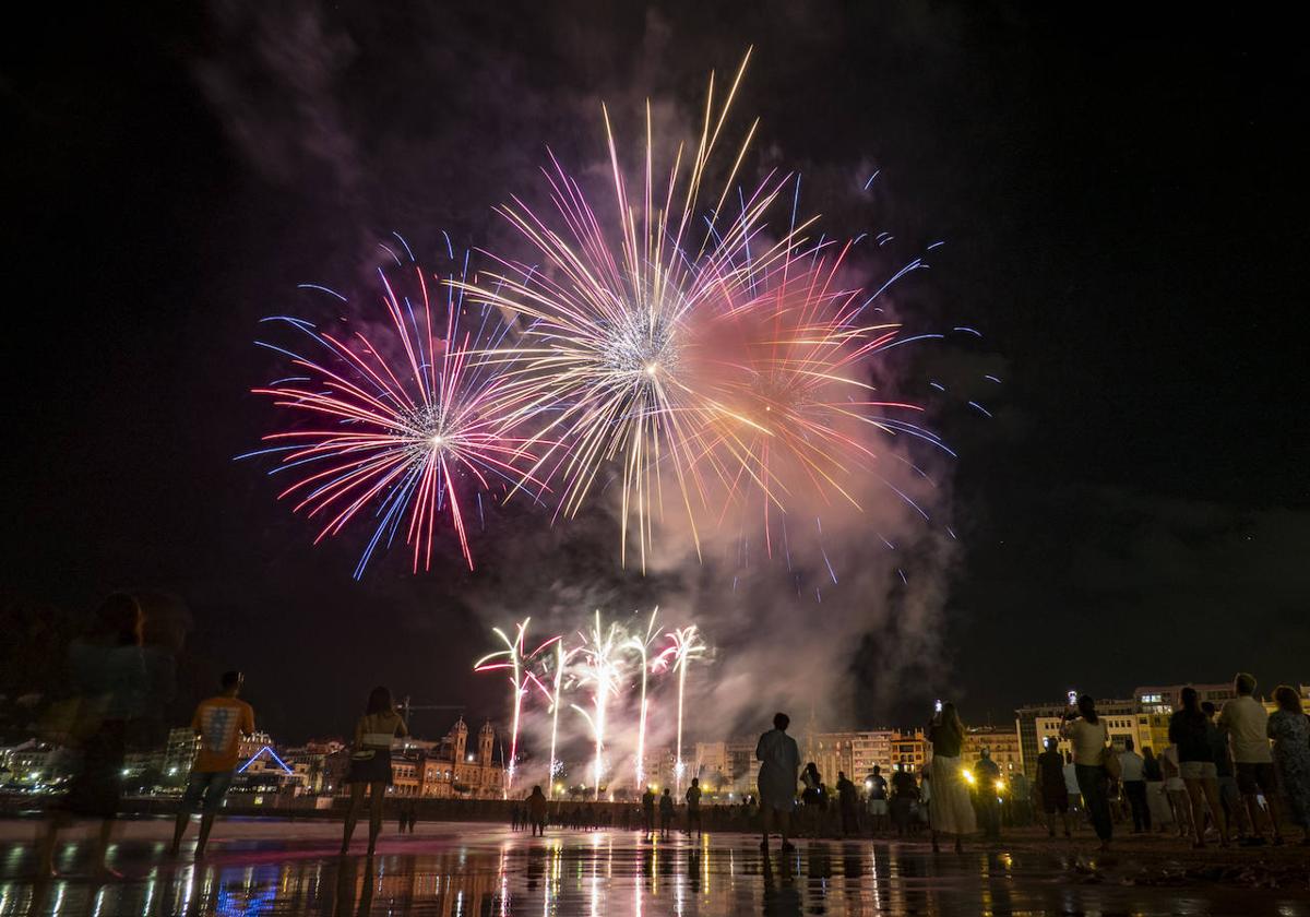 Cinco espectáculos pirotécnicos iluminan el cielo de Castellón este verano 