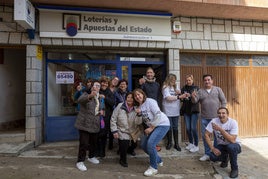 Varios ganadores de un premio de lotería, en una imagen de archivo.