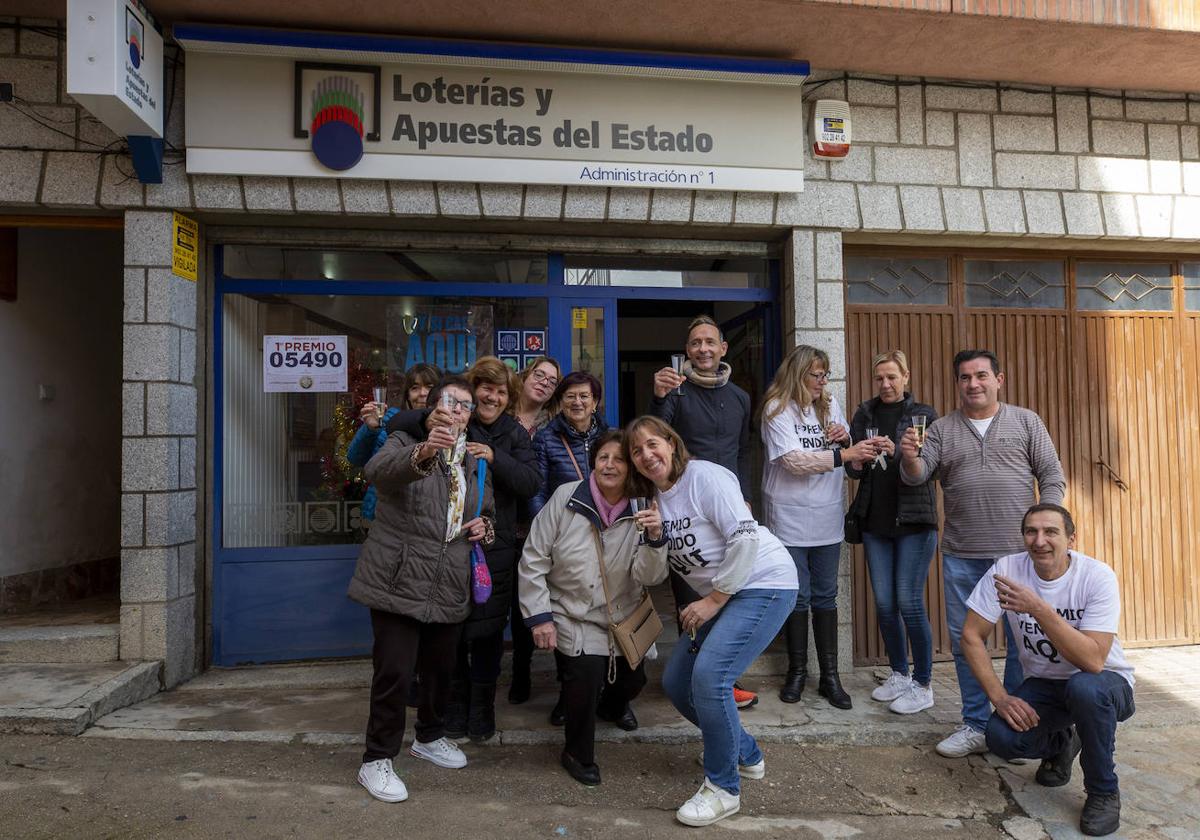 Varios ganadores de un premio de lotería, en una imagen de archivo.